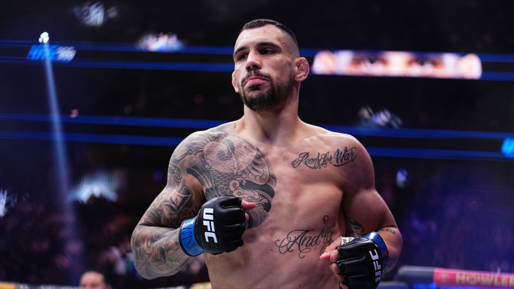 Aleksandar Rakić se takmiči unutar oktogona tokom ranijeg UFC događaja