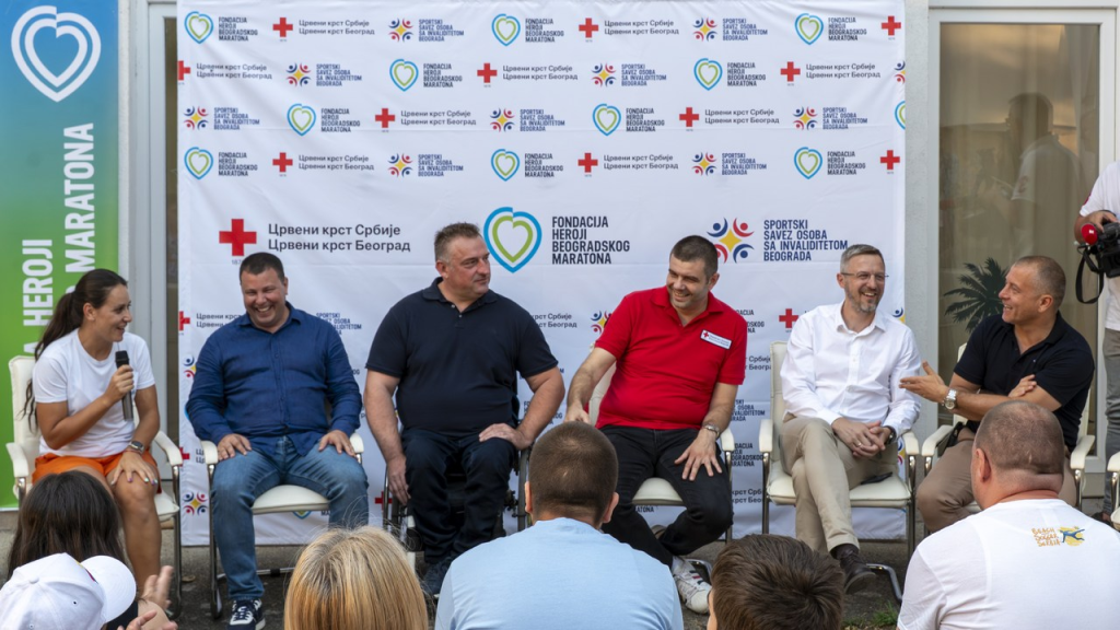 Gosti govore tokom okupljanja u kampu u Bogovađi