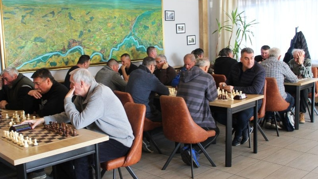 Igrači sede za šahovskim tablama tokom klupskog turnira