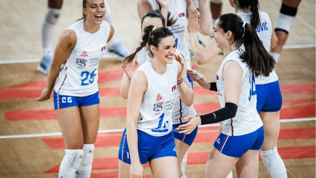 Maja Aleksić slavi sa odbojkašicama Srbije