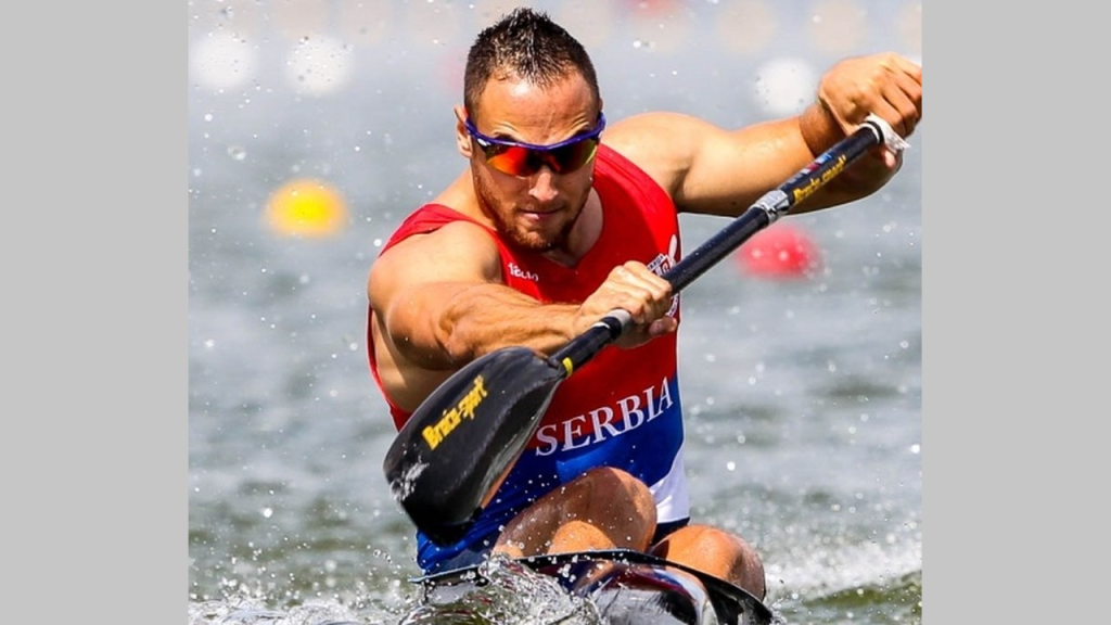 Srpski kajakaši drže medalje pored staze u Montrealu