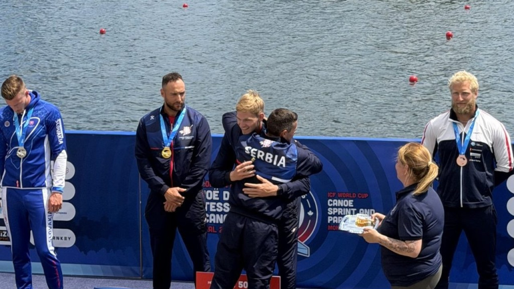 Marko Dragosavljević prima medalju posle kajakaške trke