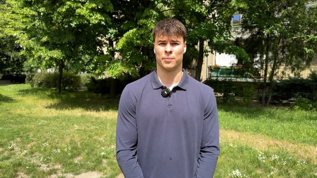 Srpski plivač Andrej Barna stoji napolju tokom razgovora