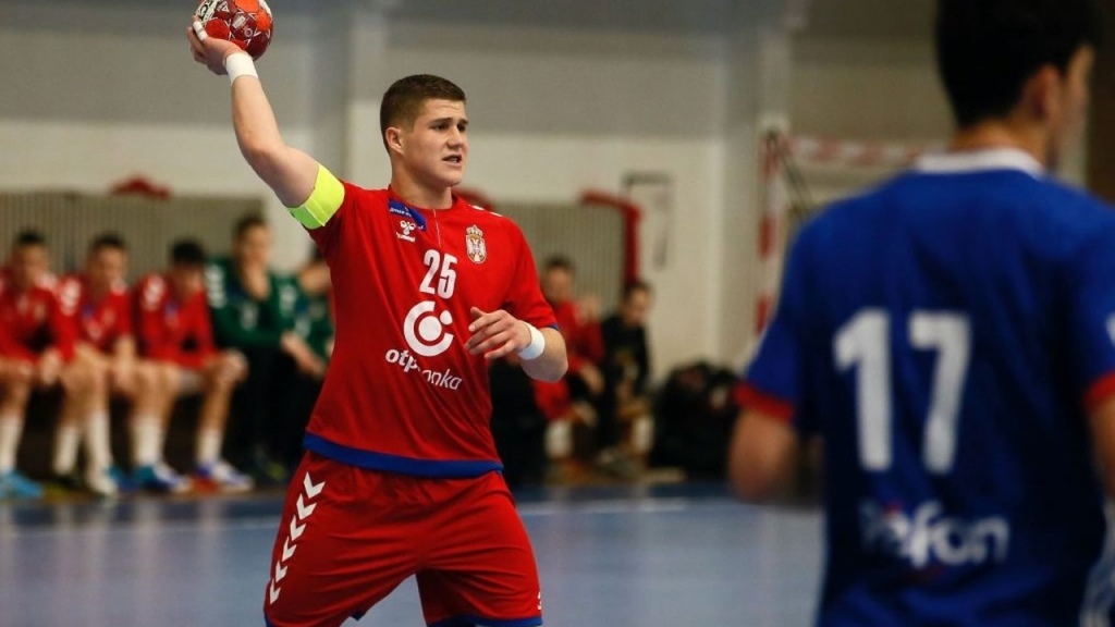 Rukometaš Srbije do 18 godina šutira tokom međunarodne utakmice