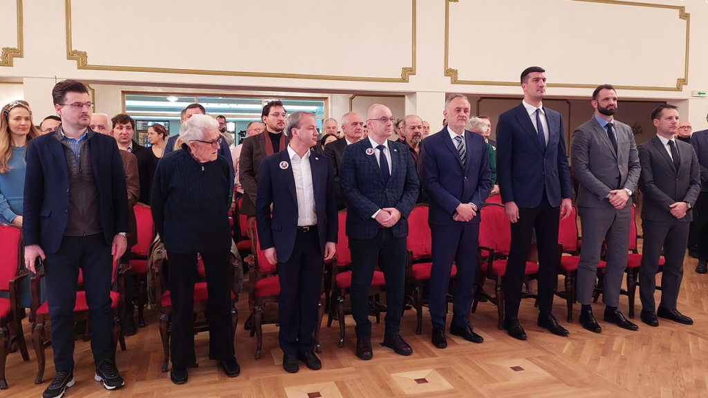Predstavnici srpskog šaha i gosti stoje zajedno na svečanosti