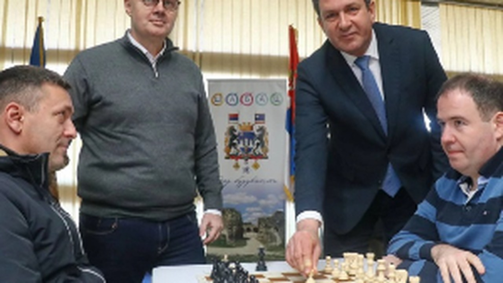 Šahisti igraju partije na više tabli tokom turnira u Srbiji