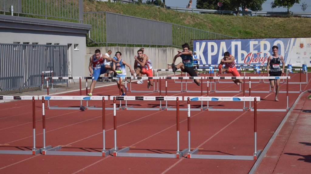 Srpski atletičari trče trku sa preponama na stazi u Kraljevu