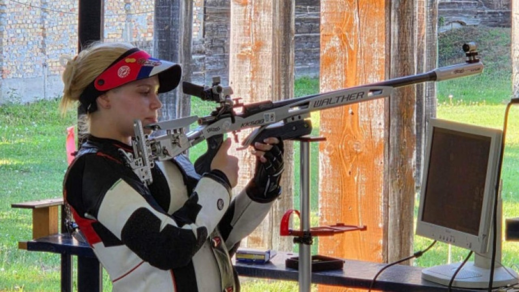 Aleksandra Havran nišani puškom na strelištu