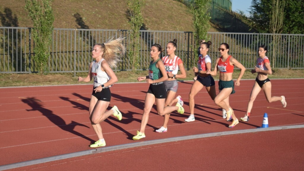 Srpski atletičari trče zajedno u trci na stazi