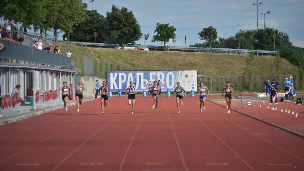 Mlađi juniori u sprinterskoj trci na Prvenstvu Srbije u Kraljevu u junu 2026. godine