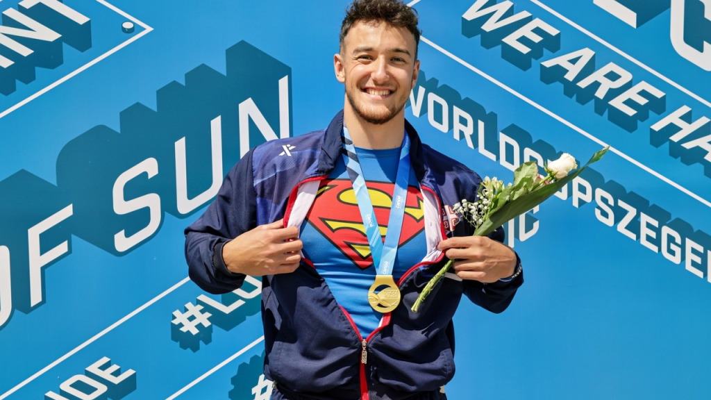 Strahinja Dragosavljević drži zlatnu medalju i cveće posle sprinterske trke u Segedinu