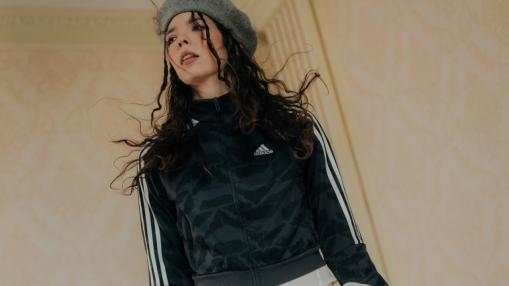 Aleksandra Pešić nosi sportsku odeću tokom fotografisanja