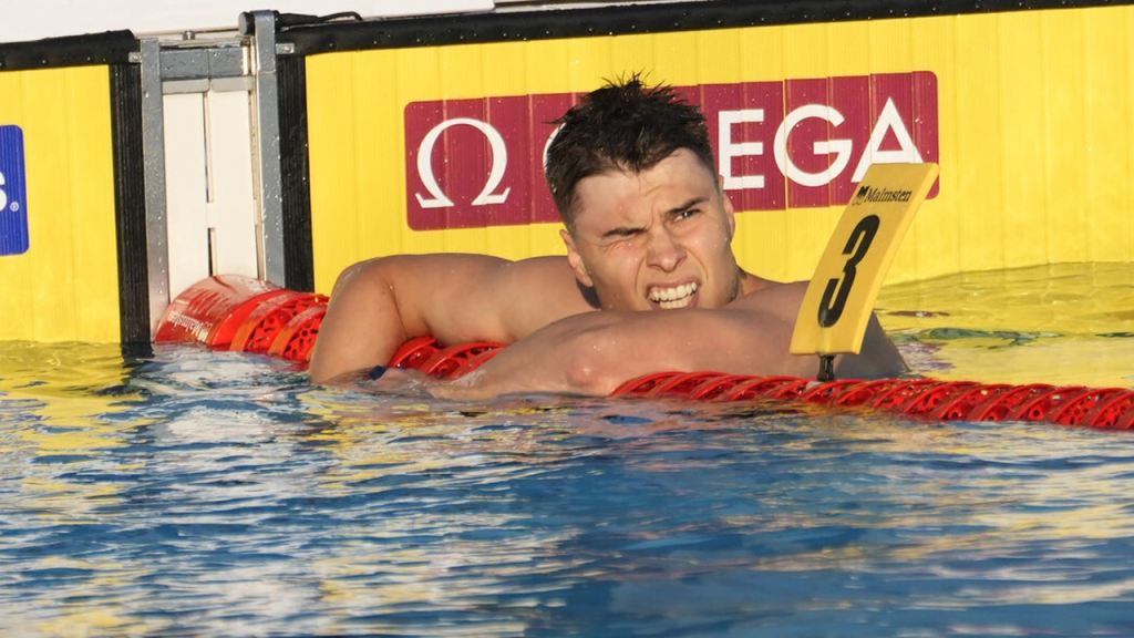 Andrej Barna odmara pored oznake staze posle trke