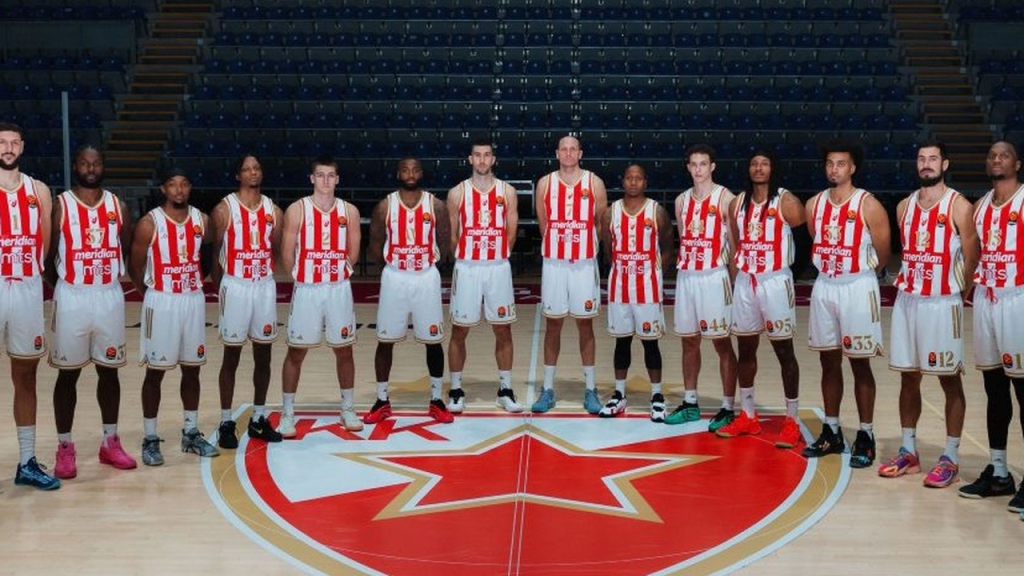 Košarkaši Crvene zvezde stoje zajedno na terenu