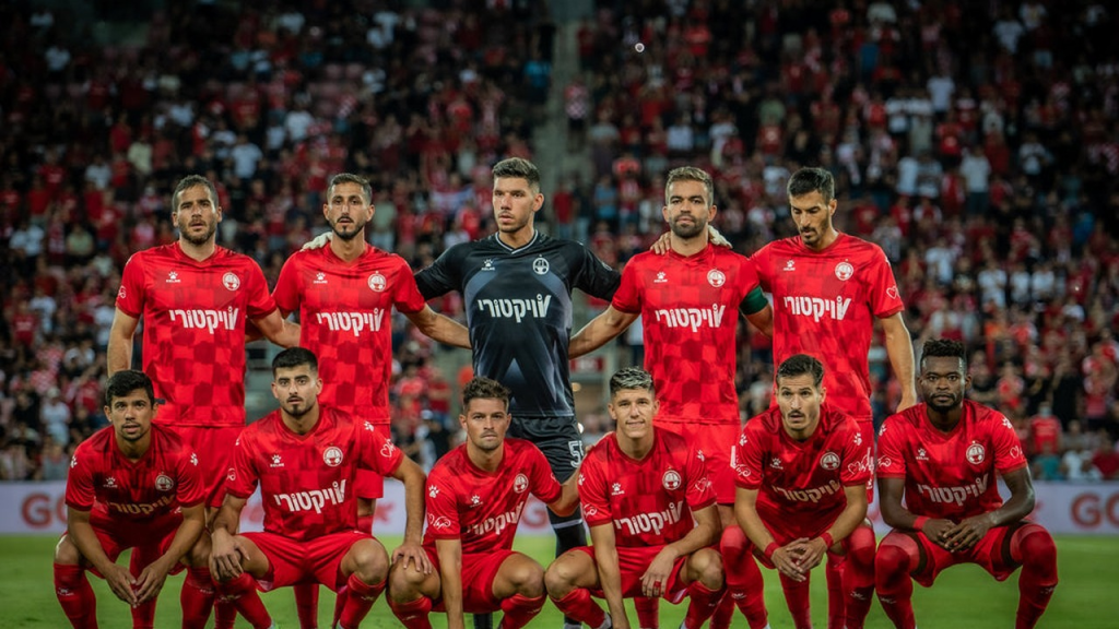 Fudbaleri Hapoela iz Ber Ševe poziraju pre utakmice