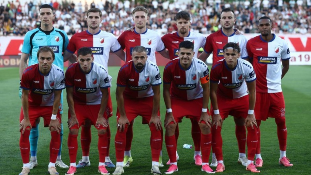 Fudbaleri Vojvodine poziraju zajedno pre utakmice 2026. godine