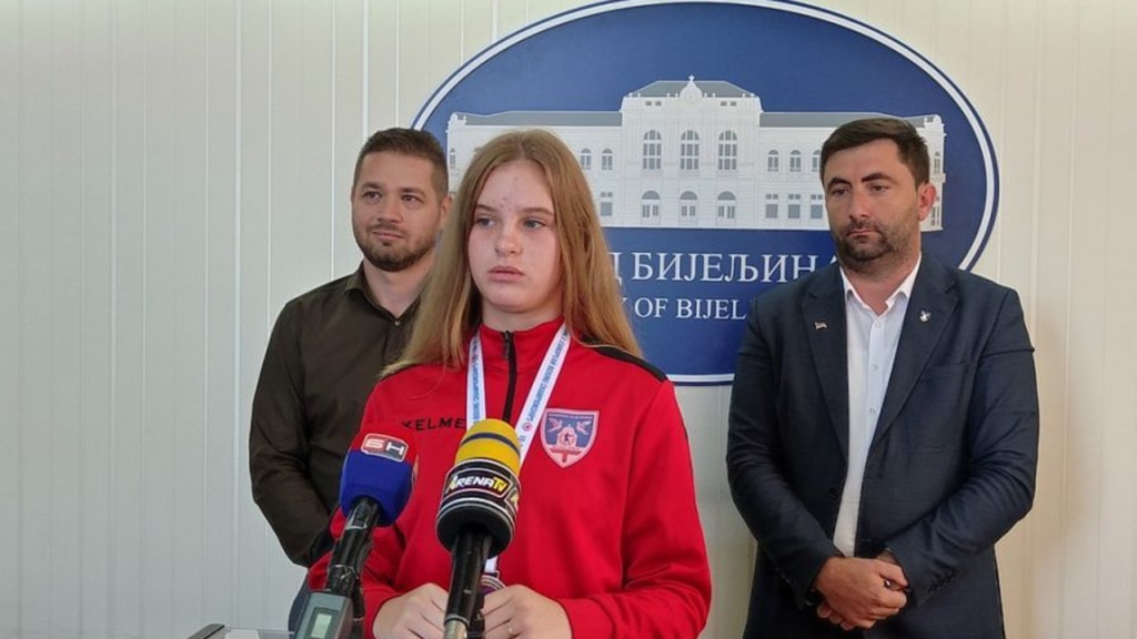 Dunja Vukšić govori na prijemu posle osvojene bokserske medalje