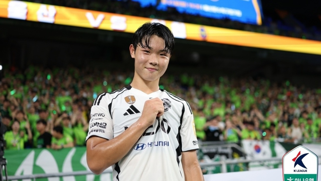 Je-gon Kim pozdravlja navijace tokom perioda u Jeonbuku