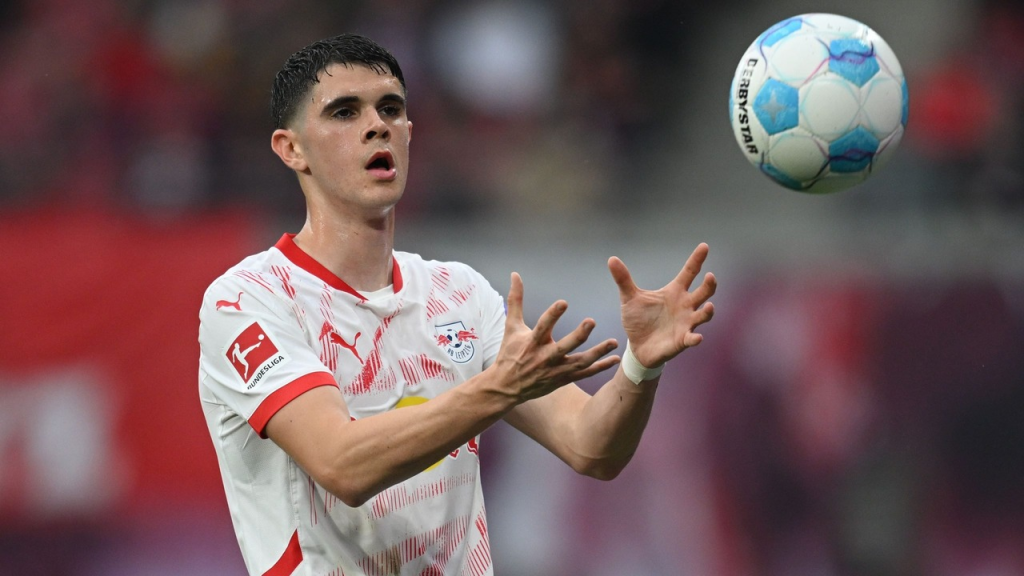 Kosta Nedeljković prima loptu u dresu RB Lajpciga