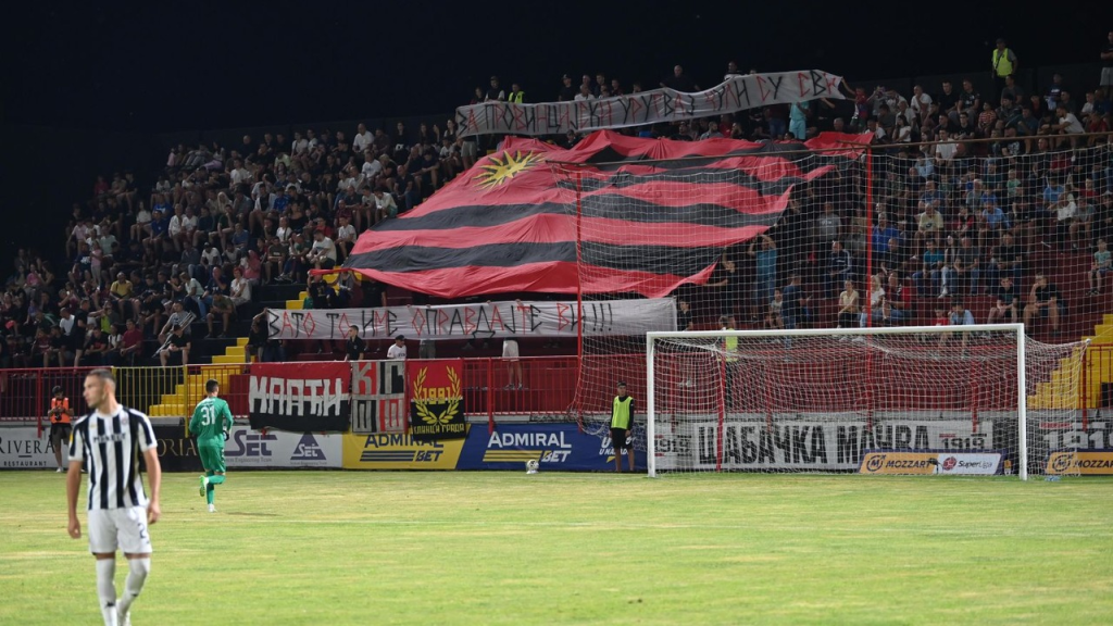 Navijaci Macve prate utakmicu u Sapcu