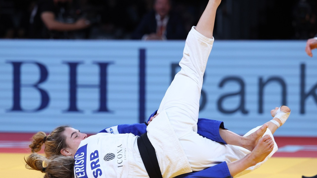 Marica Perišić hvata protivnicu tokom džudo borbe