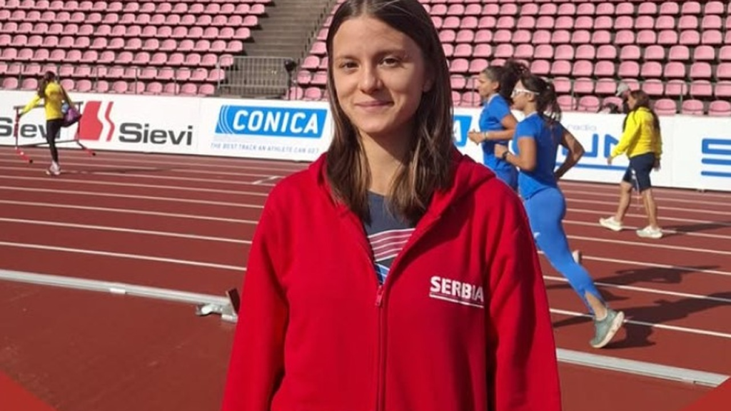 Mina Stanković stoji pored atletske staze