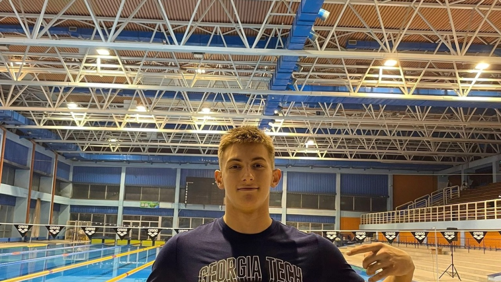 Uroš Živanović stoji na plivačkom takmičenju