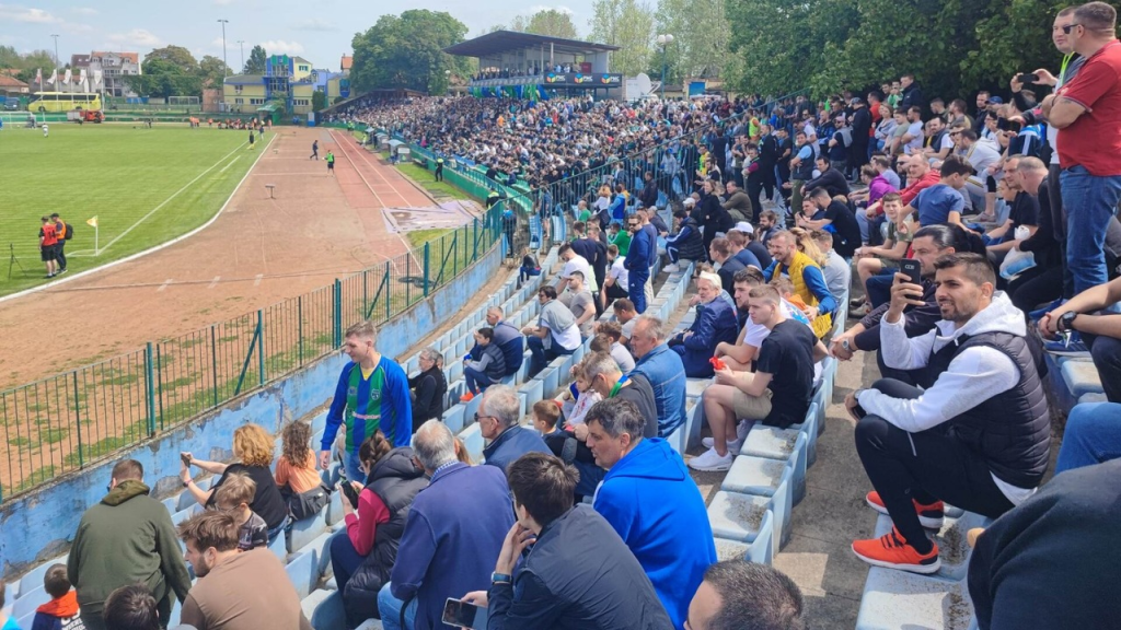 Navijaci prate utakmicu OFK Beograda i Zemuna