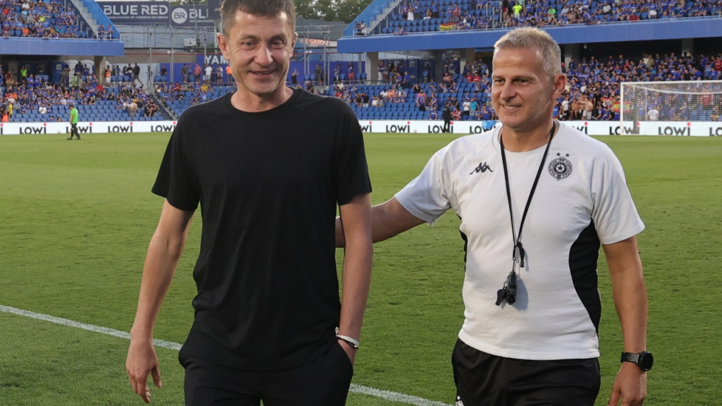 Članovi stručnog štaba Partizana stoje na terenu u Hetafeu