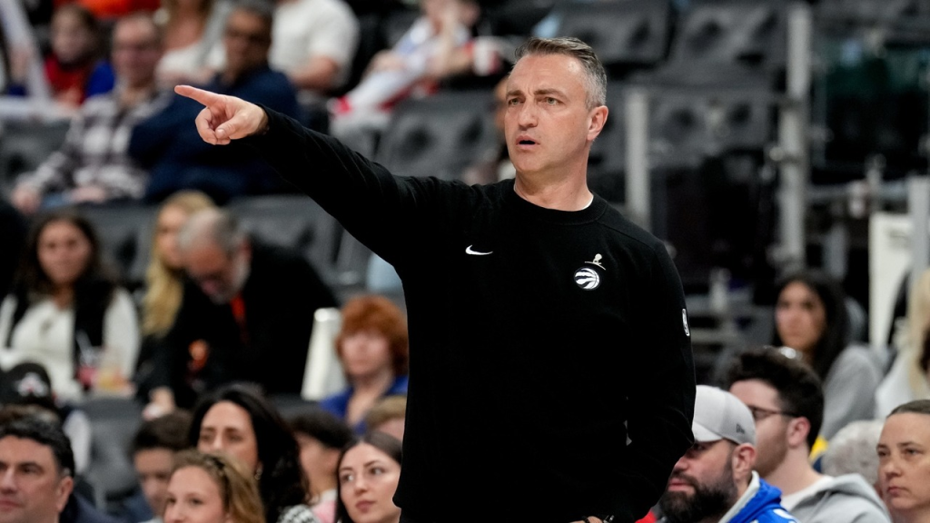Darko Rajaković pokazuje rukom tokom NBA utakmice