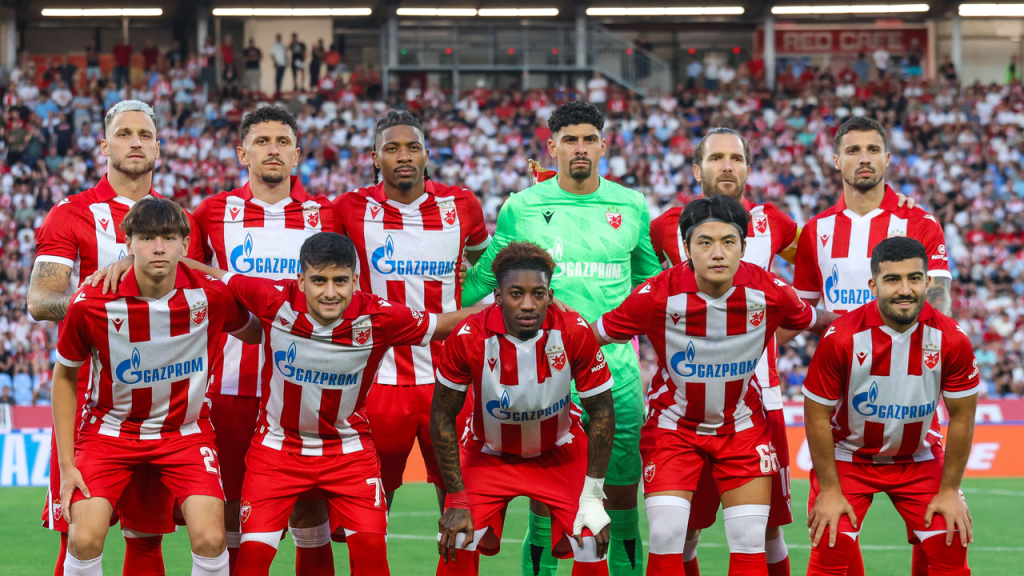Igraci Crvene zvezde poziraju zajedno pre utakmice