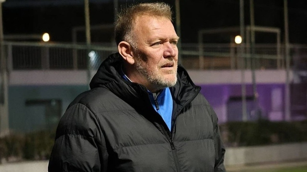 Robert Prosinecki prati utakmicu pored terena
