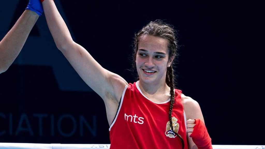 Sara Cirkovic podize ruku posle meca