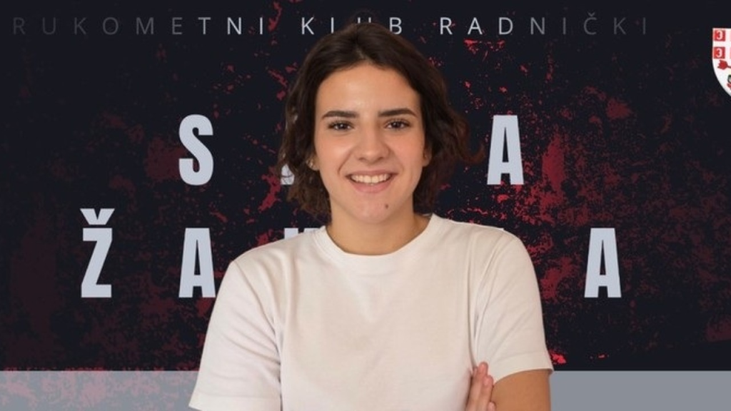 Sara Žakula pozira ispred obeležja Radničkog