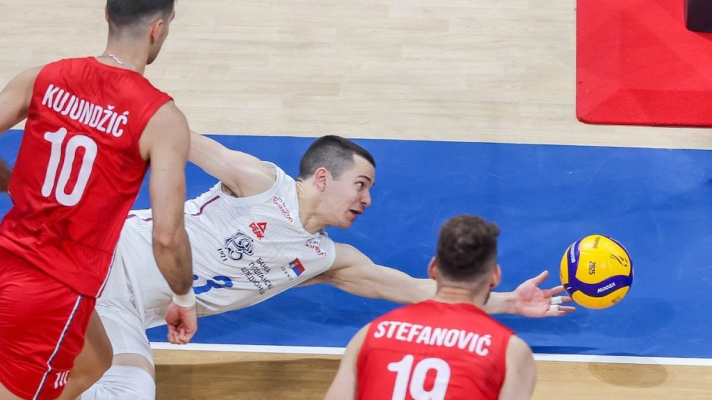 Odbojkaš Srbije stiže loptu pored igrača Slovenije