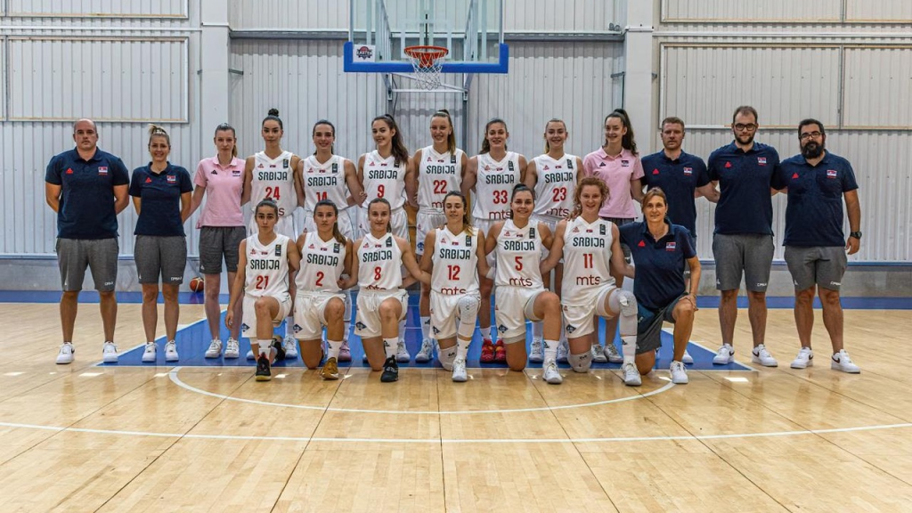 Košarkašice i treneri Srbije do 18 godina poziraju u sportskoj hali