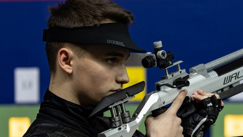 Aleksa Rakonjac nišani vazdušnom puškom tokom takmičenja
