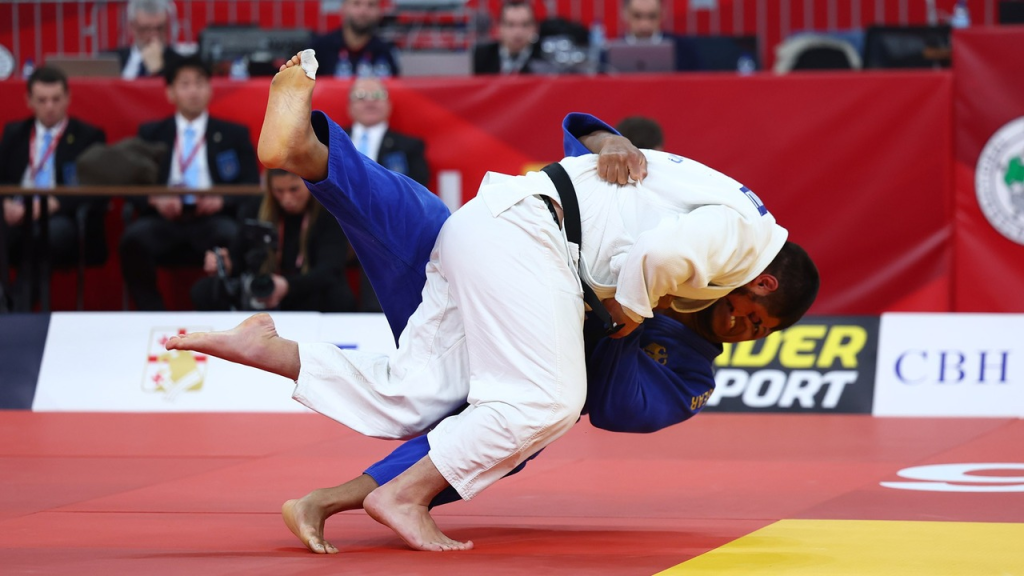 Dvojica džudista teške kategorije bore se na tatamiju
