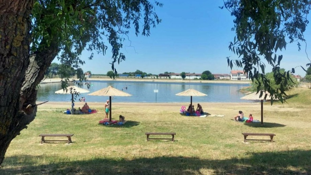 Ljudi šetaju pored Gradskog jezera u Vršcu