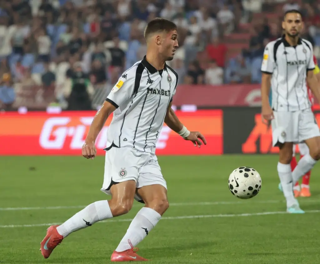 Partizan sa loptom na prethodnom prvenstvenom derbiju, odigranom 6. septembra.