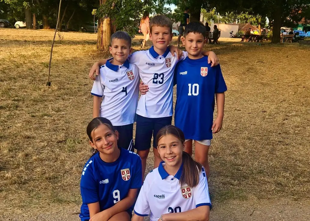 Mladi navijači u dresovima Srbije u septembarskoj kampanji Fudbalskog saveza.
