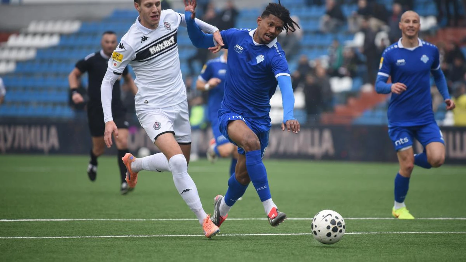 Radnik i Partizan odigrali 4:4 u meču sa preokretima i crvenim kartonom