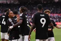 Liverpul pobedio Brentford 2:1, domaćin završio utakmicu sa devet igrača