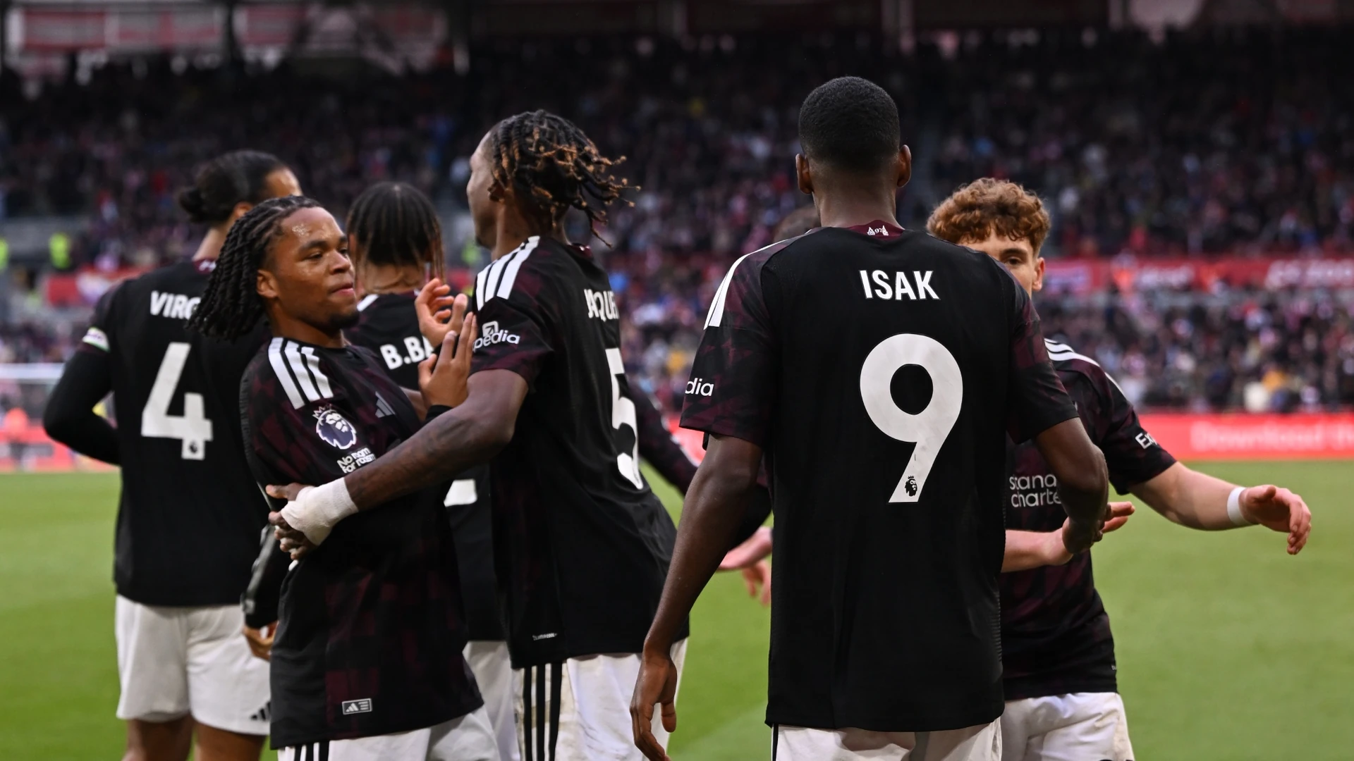 Liverpul pobedio Brentford 2:1, domaćin završio utakmicu sa devet igrača