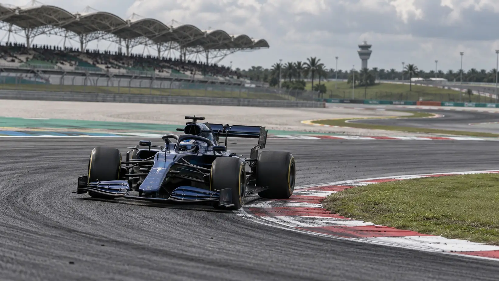 Formula 1 bolid prolazi kroz brzu krivinu Sepanga