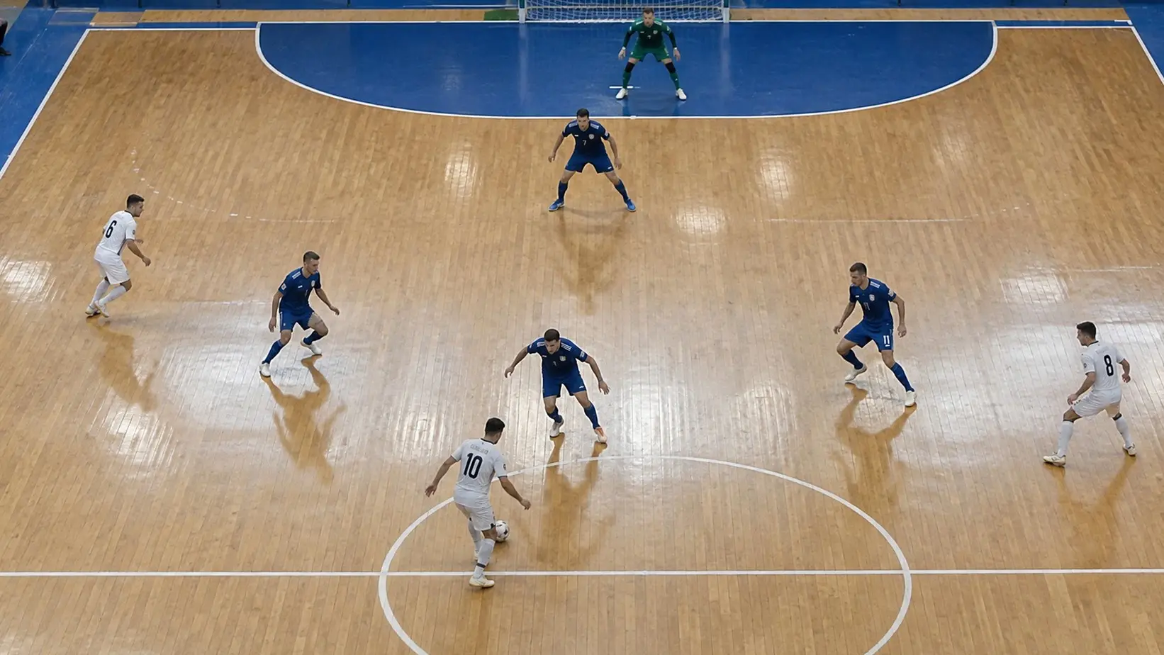 Futsal utakmica snimljena iznad terena