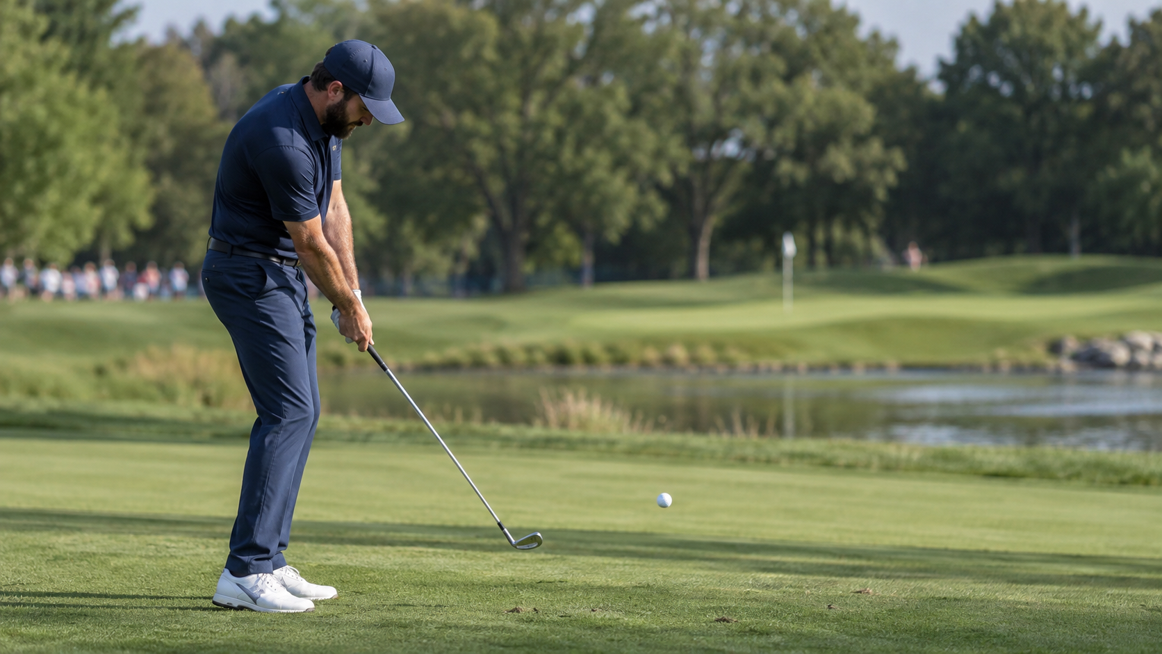 Ilustracija golfa: golfer se približava zastavici na grinu.