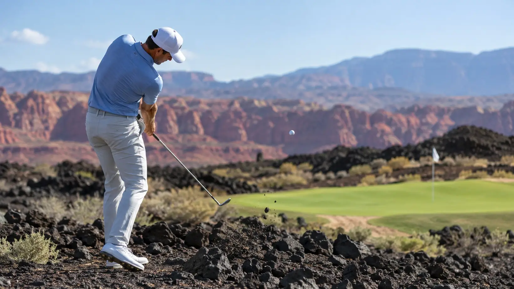 Golfer izvodi udarac sa zahtevne pozicije