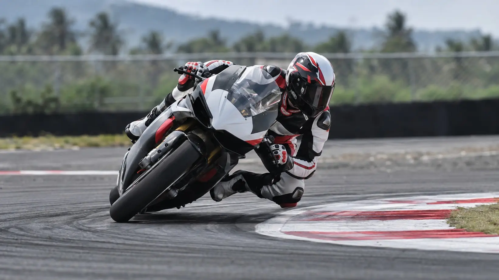 Moto3 vozač čuva prednju gumu u brzoj krivini