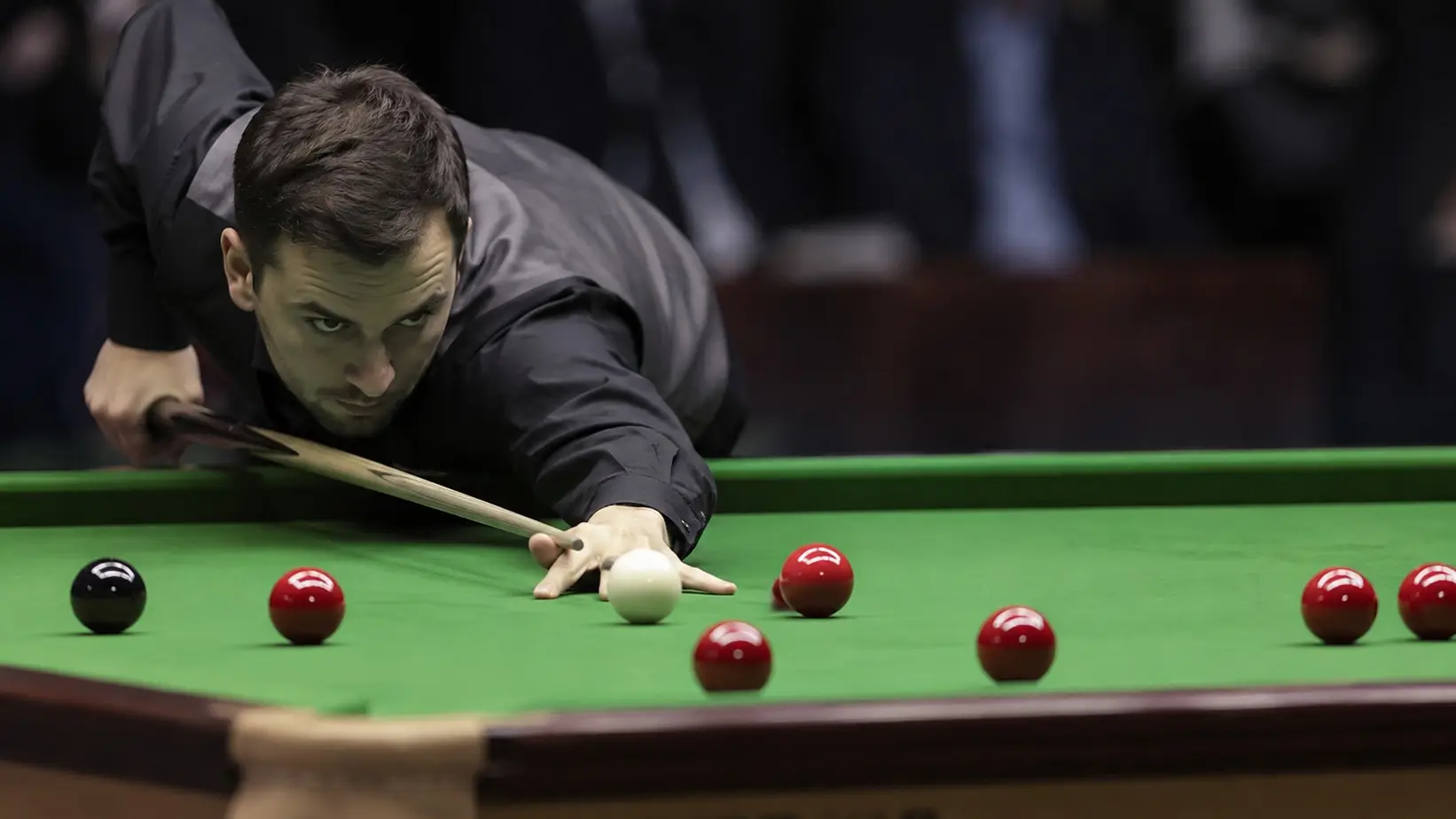 Snukeraš priprema dugu crvenu kuglu